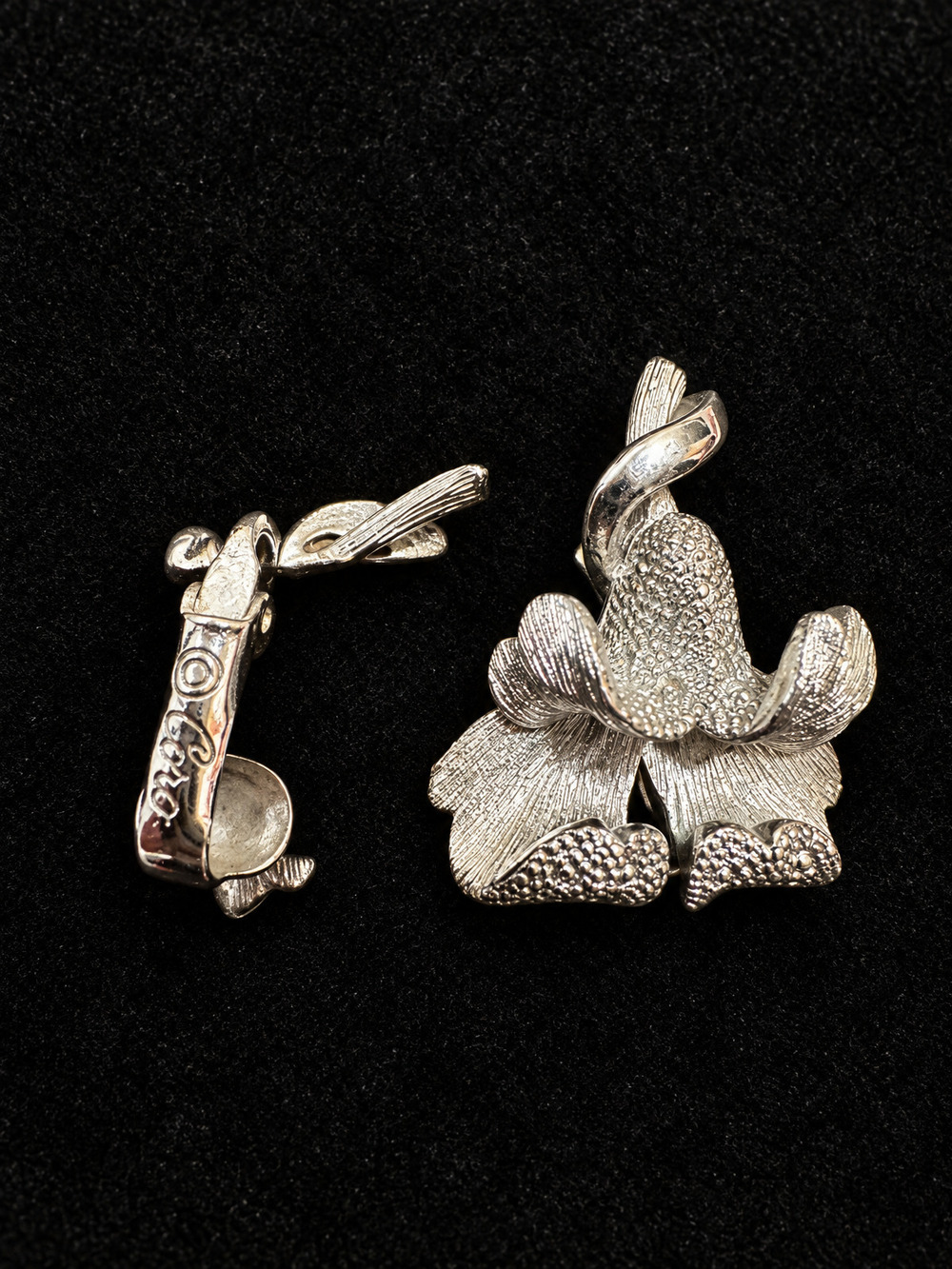 ⚜️ Coro | Signed Floral Clip-On Earrings | Silver-Tone 💗